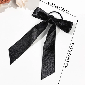 Détail de l'élastique à cheveux en satin noir avec nœud, dimensions 14 cm par 23,5 cm