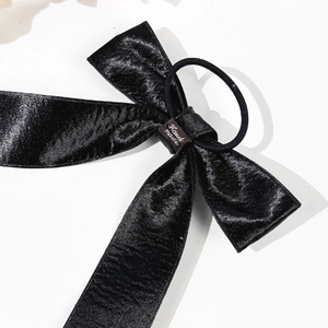 Élastique à cheveux élégant en satin noir avec long ruban et étiquette fait main
