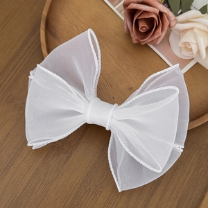 Elegante fermaglio per capelli in organza bianca con doppio strato su vassoio in legno