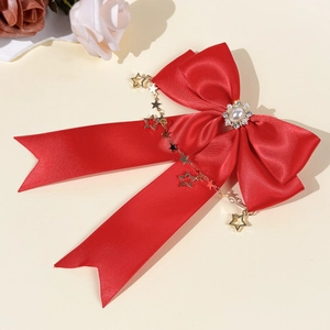Elegante rote Satinschleife Haarspange mit goldenen Sternketten und Perlenakzent