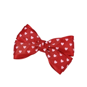 Barrette nœud rouge en gros-grain avec motifs cœurs roses pour filles sur fond blanc