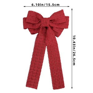 Détail de la barrette à cheveux nœud en tweed rouge avec fils dorés et longs rubans