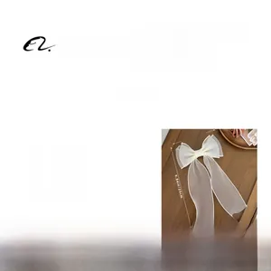Détail de la pince à cheveux noeud en tulle beige 14,5x25cm pesant 7,3 grammes