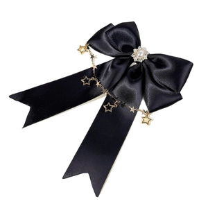 Eleganter schwarzer Satin-Haarclip mit Silberperle und goldener Sternenketten-Verzierung