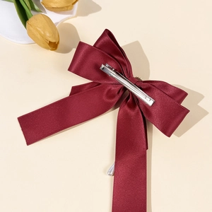 Eleganter weinroter Satinbogen-Haarclip mit weißem Tropfenperlen-Anhänger für Damen