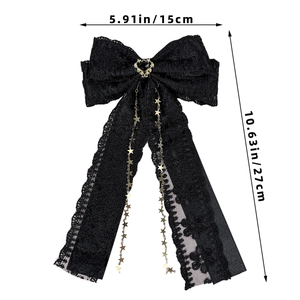 Détail du nœud à cheveux en dentelle noire avec chaînes étoiles et mesures 15x27cm