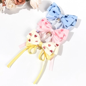 Lot de trois barrettes à nœud avec motifs cœurs et perles aux tons pastel doux