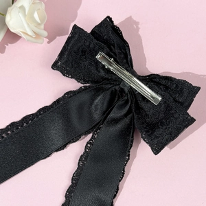 Barrette à cheveux élégante en dentelle noire avec ruban satiné et pince crocodile argentée