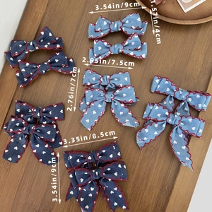 Barrettes en denim avec motifs de cœurs blancs et détails de broderie rouges