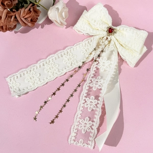 Barrette en dentelle blanche avec cœur rouge et chaînes dorées à étoiles fines