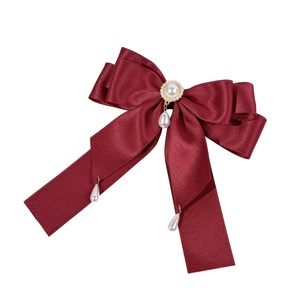 Eleganter burgunderroter Satin-Bogen Haarclip mit großer Perle und Tropfenanhängern