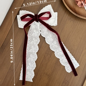 Dettaglio della clip per capelli in pizzo e velluto con dimensioni 13 cm x 25 cm