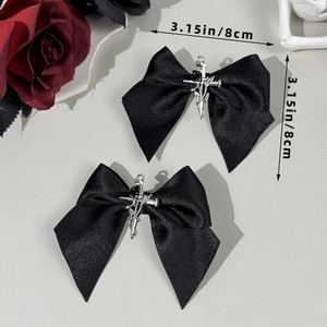 Détail macro de nœuds gothiques avec épée de rose argentée et ruban de satin noir élégant