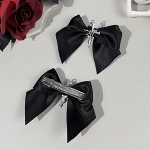 Barrettes à nœud en satin noir gothique avec détail de croix d'épines argentées