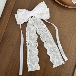 Elegante fermaglio per capelli in pizzo bianco e velluto con ricami di farfalle