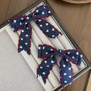 Barrettes à cheveux en denim doux avec motifs cœurs et broderie ondulée rouge