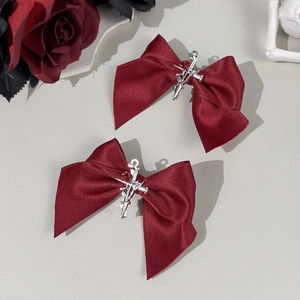 Barrettes noeuds gothiques rouge vin avec croix argentée et accents de rose chic