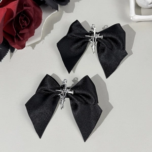 Barrettes à cheveux gothiques en satin noir avec croix d'épines argentée et style sombre