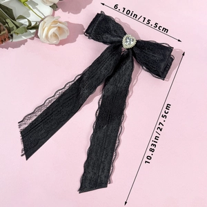 Détail du nœud en dentelle noire avec pierre en cœur, dimensions 15,5 cm par 27,5 cm