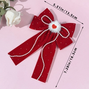 Detail of red velvet bow hair clip with pearl chain and size dimensions 13.5x18.5cm