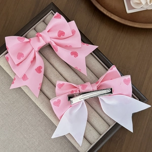Barrettes à cheveux en satin rose avec motif de cœurs rouges et design élégant de nœud