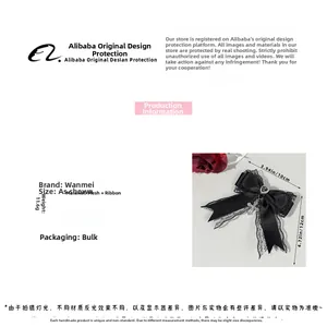 Détail montrant les dimensions du nœud Lolita noir avec dentelle et pendentif croix