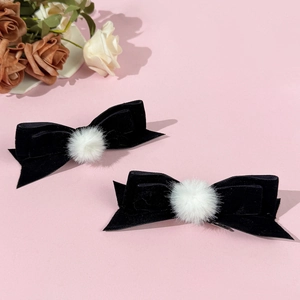 Detalle de pinzas para el cabello con lazos de terciopelo y pompones blancos de invierno