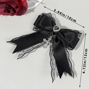 Détail barrette nœud gothique en dentelle noire avec pendentif cœur et croix, 10x12cm
