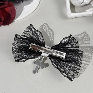 Barrette à cheveux gothique avec nœud en dentelle noire, croix argentée et clip métal