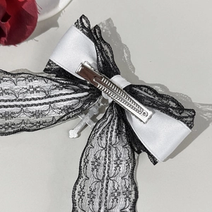 Barrette à cheveux nœud dentelle Lolita gothique avec croix et ruban de satin bicolore