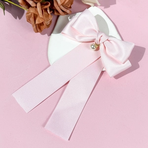 Fermaglio per capelli con fiocco in raso rosa, ciondolo di perle e nastri lunghi