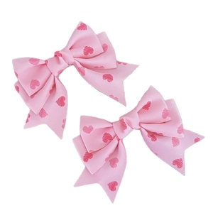 Ensemble de deux nœuds rose avec motifs de cœurs rouges et rubans pour les femmes