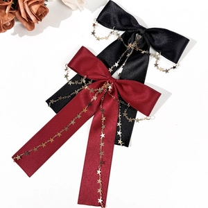 Barrettes à nœud en satin avec chaînes d'étoiles en noir classique et bordeaux élégant