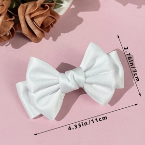 Vue détaillée du nœud en satin blanc avec les dimensions précises de 11 cm et 7 cm