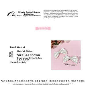 Detalle de pinzas para el pelo con lazos de lunares blancos, corazón de strass y medidas