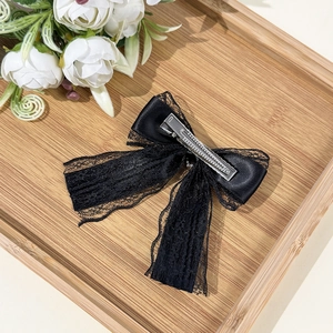 Elegante Lolita stijl zwarte kant strik haarspeld met strassteentjes op houten dienblad
