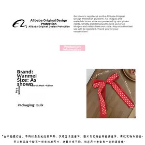 Détail rapproché du nœud en tulle à imprimé cœur rouge avec dimensions de 17x24cm