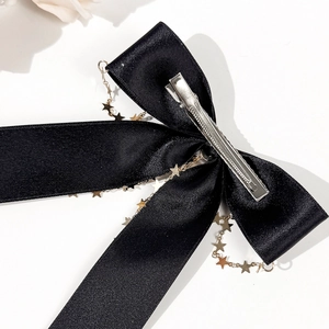 Barrette à cheveux élégante en satin noir avec pampilles étoiles dorées et clip argenté