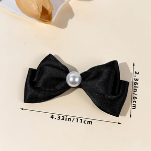Vue détaillée d'une barrette nœud en satin noir avec perle montrant les dimensions