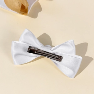 Barrette à cheveux élégante en satin blanc avec pince crocodile en métal argenté pour femme