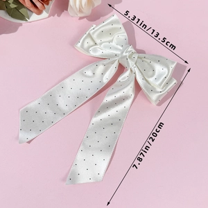 Dettaglio del fiocco in raso a pois bianchi, dimensioni 13,5 cm di larghezza e 20 cm di lunghezza