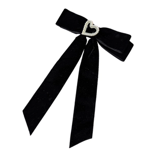 Eleganter schwarzer Samt-Haarclip mit Perlenherz-Anhänger für Damen im Vintage-Stil