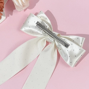 Elegante fermaglio per capelli in raso bianco a pois con lunghi nastri su rosa