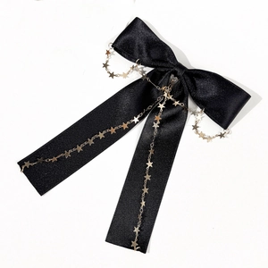 Barrette nœud en satin noir avec chaîne dorée et délicats pendentifs en étoile