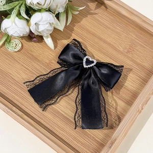 Detail van Lolita zwarte kanten strik haarclip met een sprankelend hart van strass