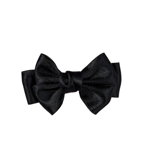 Pince à cheveux élégante en satin noir à plusieurs couches avec une texture soyeuse