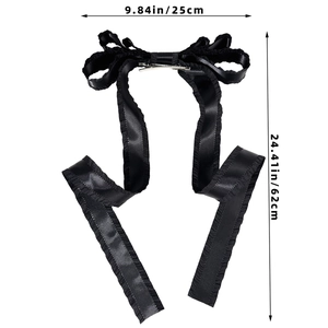 Détail d'un grand nœud papillon en satin noir avec rubans longs et bords dentelle