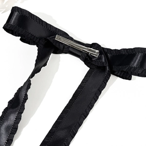 Pince à cheveux élégante à nœud en satin noir avec bords à volants et clip en métal argenté