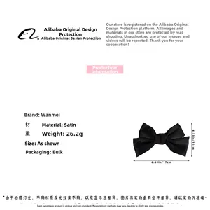 Détail du grand nœud papillon en satin noir avec dimensions dix-sept par onze centimètres