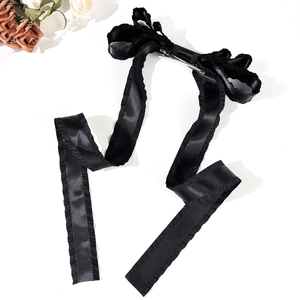 Barrette à cheveux Lolita en satin noir avec longs rubans en dentelle et pince bec de canard